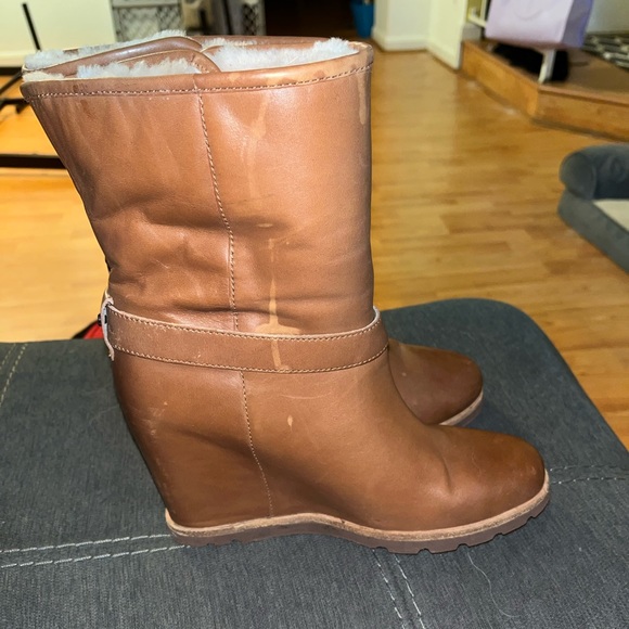 UGG hidden heel leather boot Size 8. - Picture 3 of 4